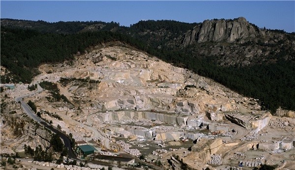 rosa-porrino-granite-quarry-quarry1-2988b