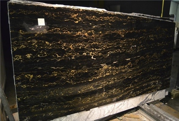 ネロポルトロ　イタリア産黒にゴールドの大理石のご紹介