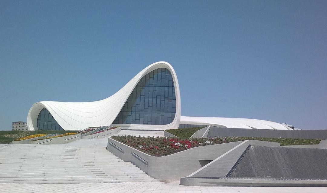 ヘイダルアリエフ文化センター（Heydar Aliyev Center）