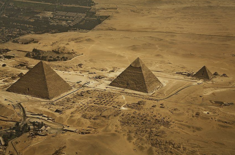 ピラミッドの秘密 4500年前、人はどうやって巨大な石の山をつくったのか